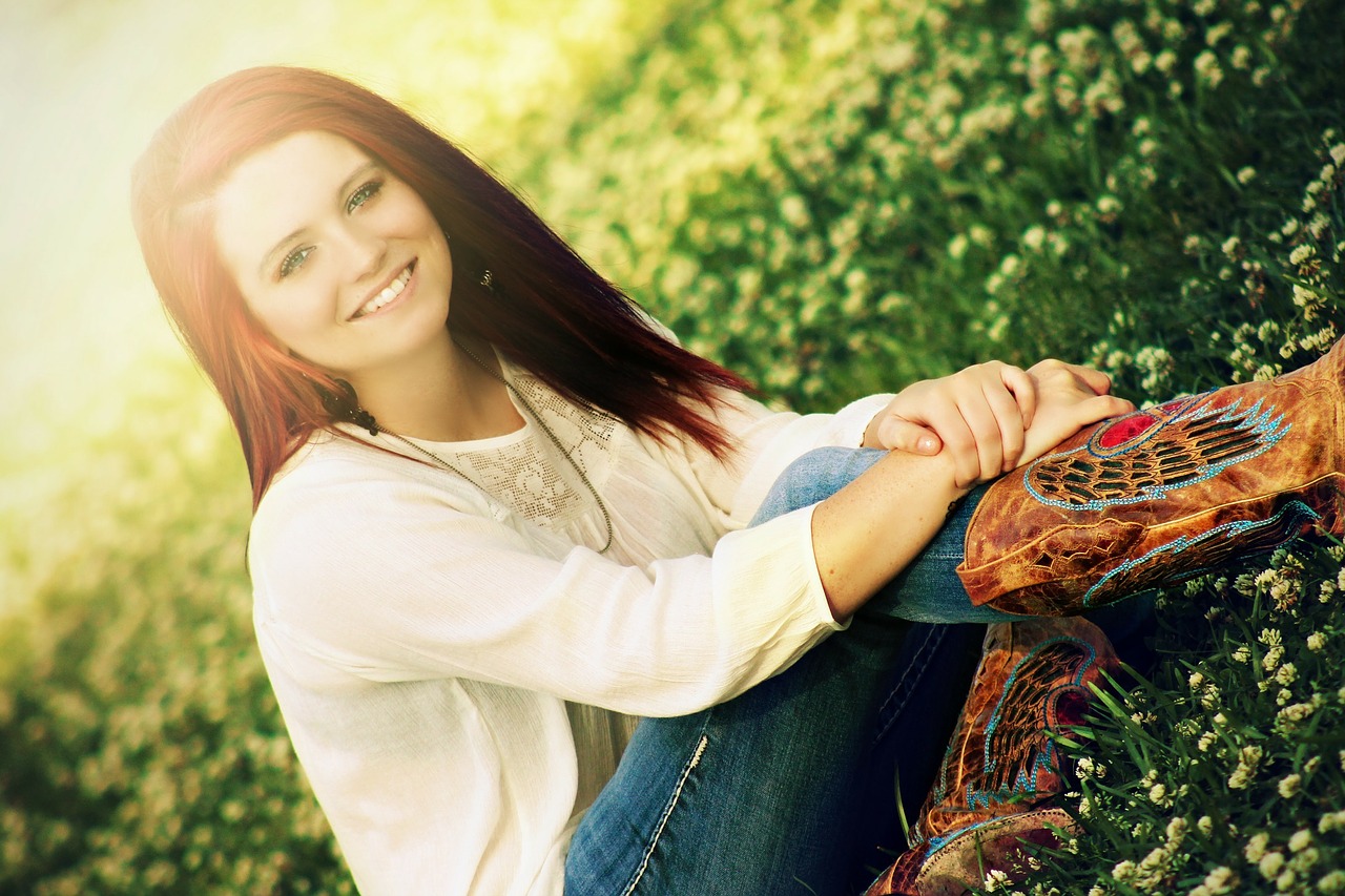 girl pose, sitting, smile